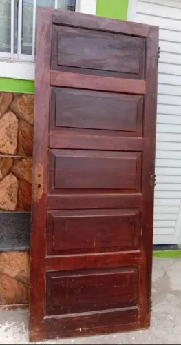 Porta de madeira maciça de 80cm