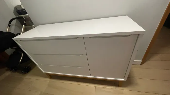Cômoda Classic Reller  em MDF 3 gavetões e uma porta