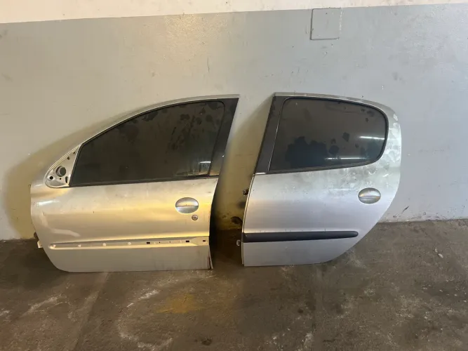 Porta dianteira e traseira ambas lado esquerdo Peugeot 206 2006