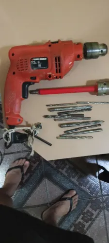 Furadeira Black & Decker com várias brocas e serra copo