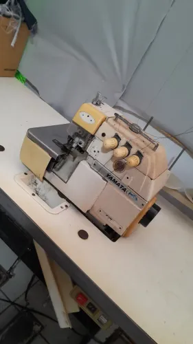 Maquina de costura overlok industrial. 