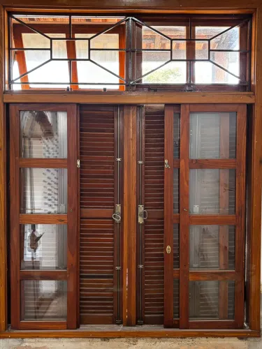 Janela maciça, feita de madeira, em Ipê