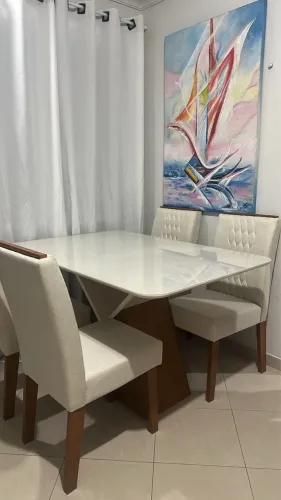 Mesa de Jantar Moderna com Tampo de Vidro + 4 Cadeiras estofado em linho