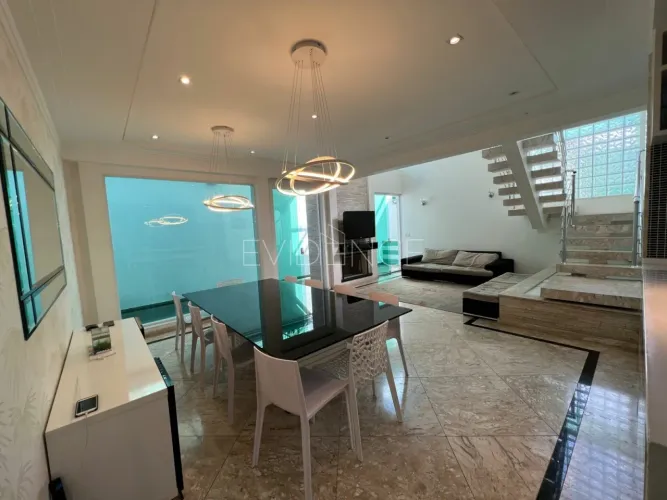 Casa alto padrão à venda Vila Santa Isabel com 3 suítes - 2 vagas