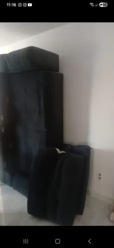 Vendo um sofá retrátil de 3 lugares. Moro em Santa Cruz não faço entrega .aceito oferta.