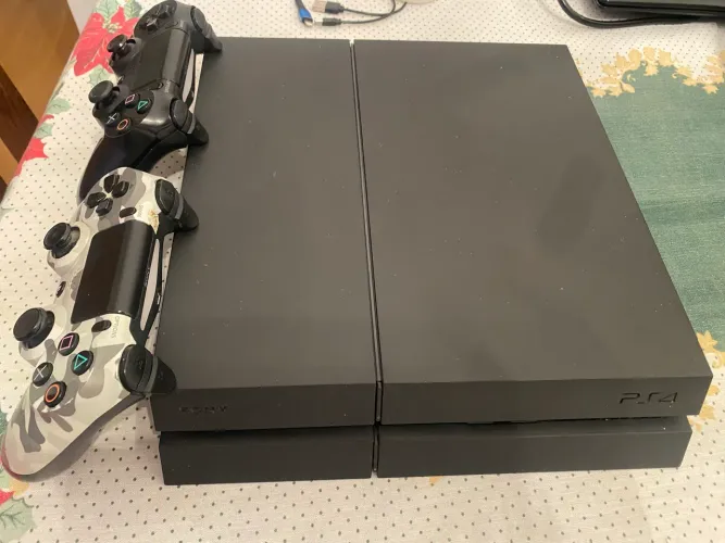 PS4 500GB + 2 CONTROLES