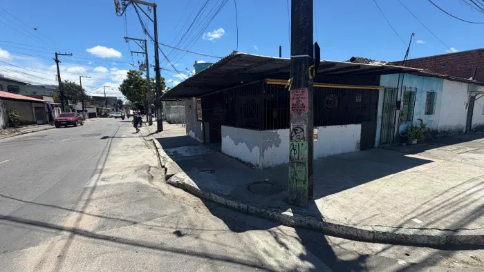 Vendo ponto comercial é uma casa com dois quartos