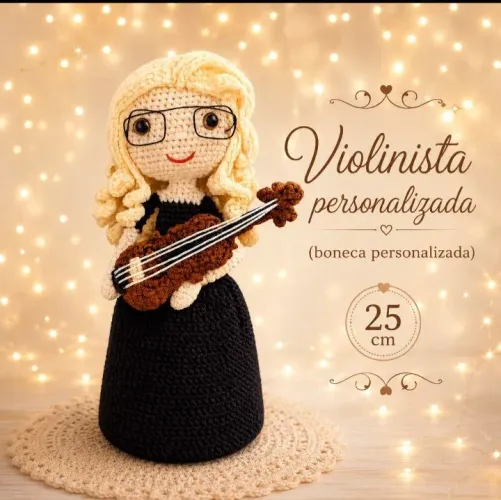 Violinista personalizada em crochê 25 cm
