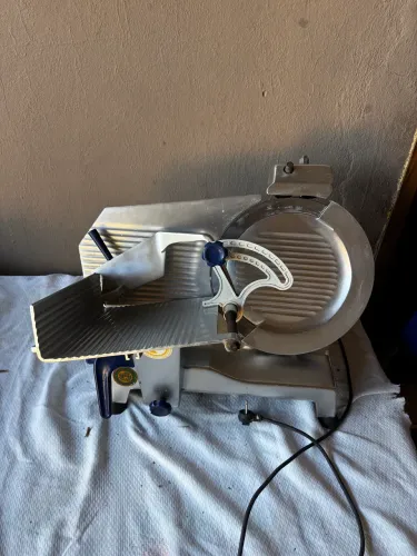 Máquina de cortar frios automático