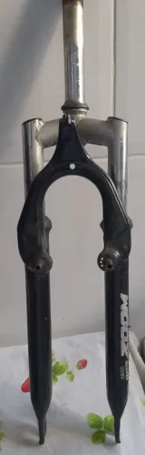 Garfo dianteiro com suspensão da marca zoom