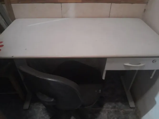Mesa junto com cadeira