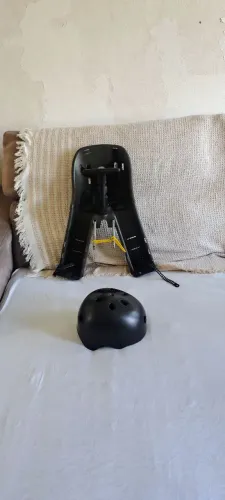 Cadeirinha infantil com capacete para bicicleta elétrica ou convencional 
