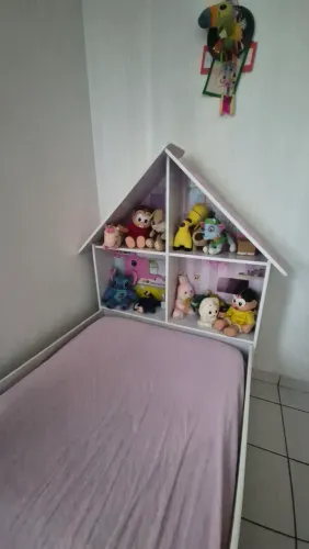 Vende-se cama infantil feminina, modelo de casinha!!!