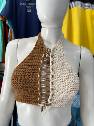 Cropped de crochê artesanal feminina