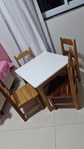 Mesa infantil de madeira maciça com 4 cadeiras