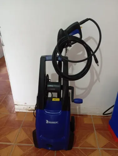 Lava jato de alta pressao semi novo . Aceito cartao 