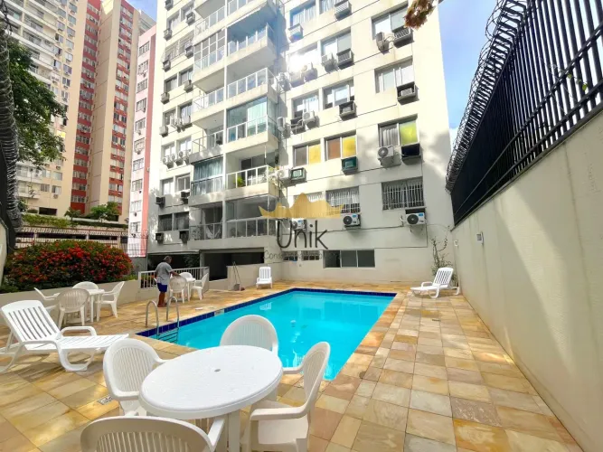 Apartamento reformado no Leme em rua sem saída e condomínio com piscina e sauna em rua sem