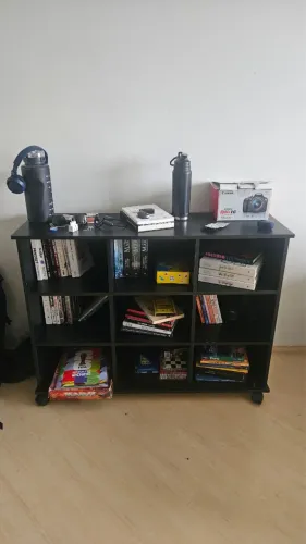 Mesa escrivaninha cavalete e estante de livros