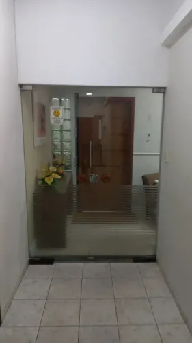 Salas (conjunto) com recepção, sanitário e copa.