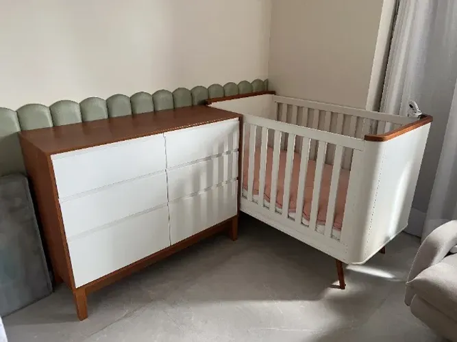Conjunto berço + cômoda infantil branco com madeira