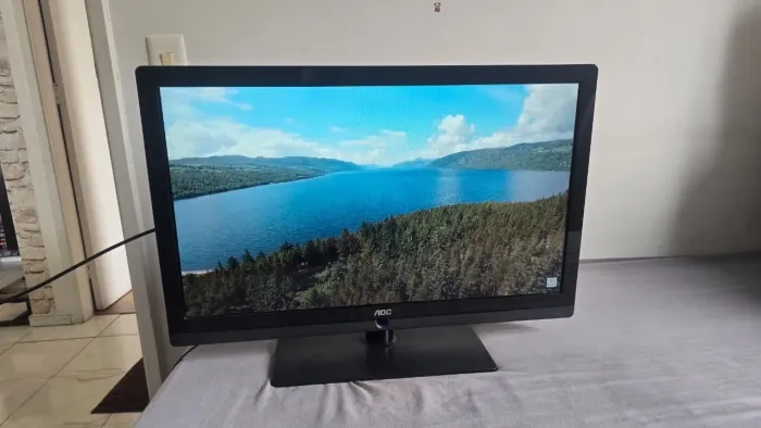 TV AOC 32" LED HD (LE32W157) com 3 HDMI, USB e conversor digital, com base e controle