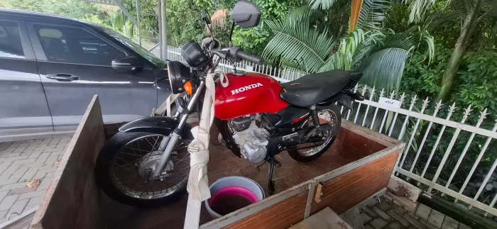 Moto tirado zero em 2006 unico dono 