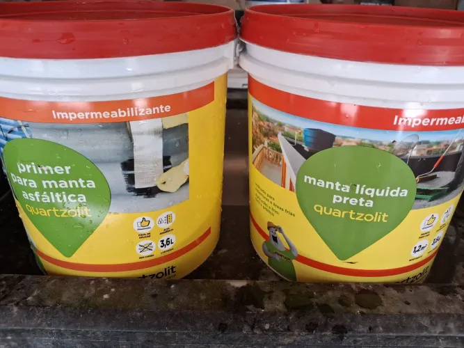 A manta líquida preta + primer para manta asfáltica da Quartzolit balde pequeno.