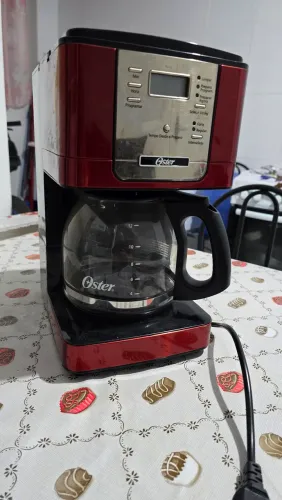 Cafeteira Oster vermelha com jarra de vidro