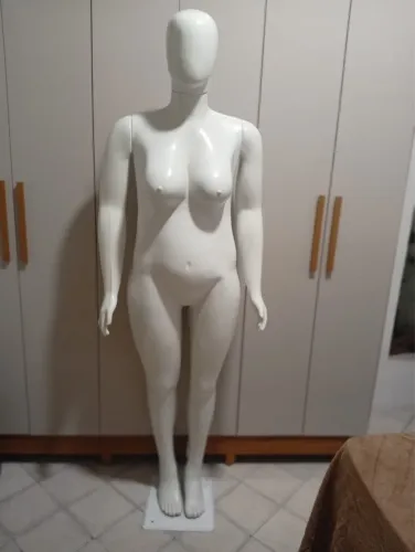 MANEQUIM COM SUPORTE DE PE 