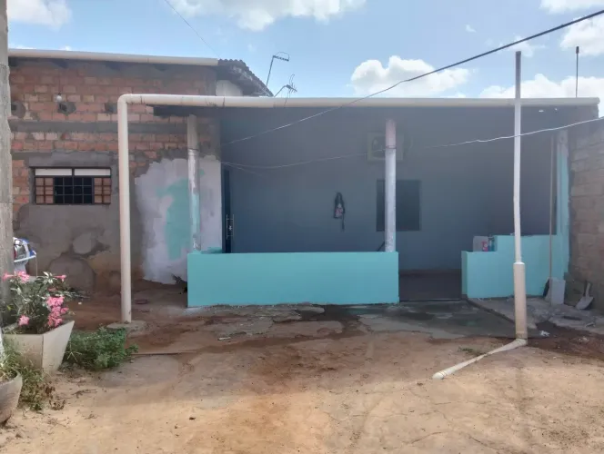 Vende se uma casa localizada no bairro João de Barro, bem próximo a praça dos anjos