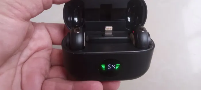 Microfone sem fio de lapela recarregável usado