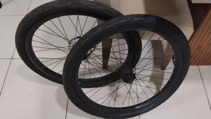 Roda VMAXX com pneu Kenda Flame