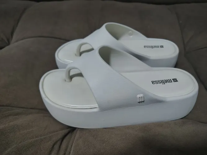 A venda sandália melissa e santa Lolla original as duas ..