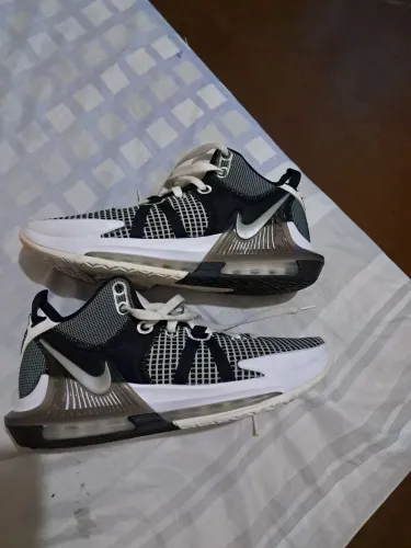 Tenis lebrom praticamente novos tamanho 40. 