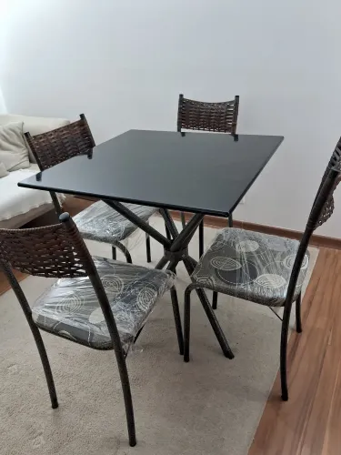 Mesa com 4 cadeiras **NOVA, POUCOS DIAS DE USO