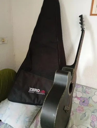 Vendo um violão da marca Giannini com a capa do violao elevè eletrônico valor 780
