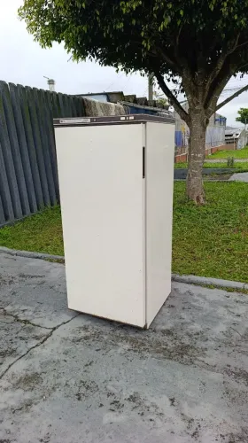 Freezer vertical para manutenção