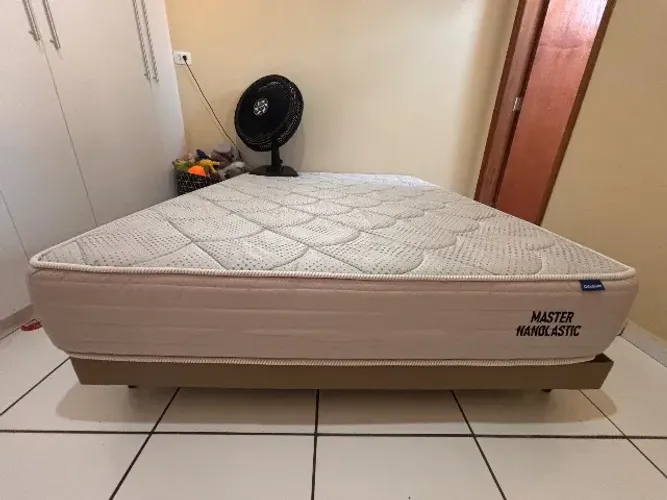 Vendo base de cama casal e colchão, ambos da marca Ortobom