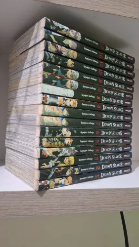 Mangá Demon Slayer (bordas um pouco amareladas) - escolha o seu volume