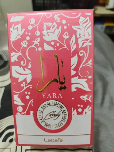 Lattafa Yara Candy é uma fragrância feminina doce e efervescente, perfeita.. PERFUME ÁRABE