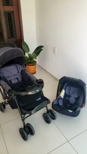 Carrinho com bebê conforto