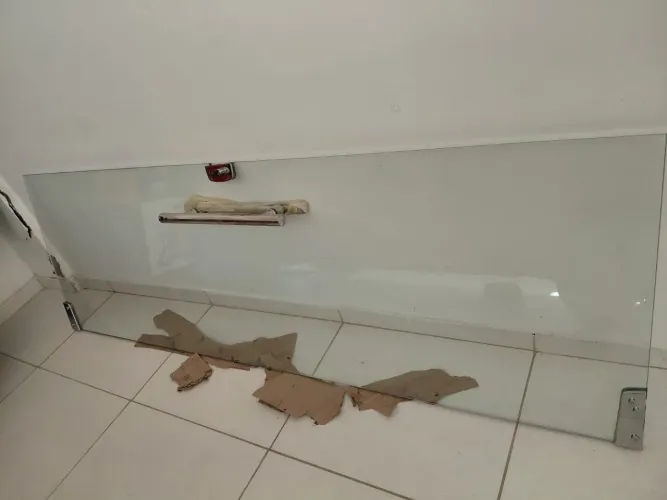 Vende-se porta de vidro com puxador de alumínio