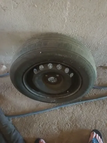 Roda com pneu aro 14 ford.
