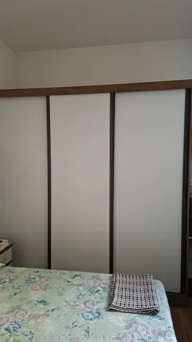 Guarda-roupa branco e amadeirado de 3 portas de correr