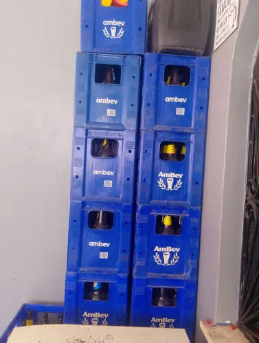 Vendo 19 grades de cervejas de 1 litro completa.fone * somente interessados .