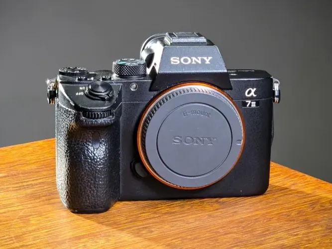 Sony A7 III Full Frame | 4K | 2 baterias + Cage de brinde | 48 mil clicks