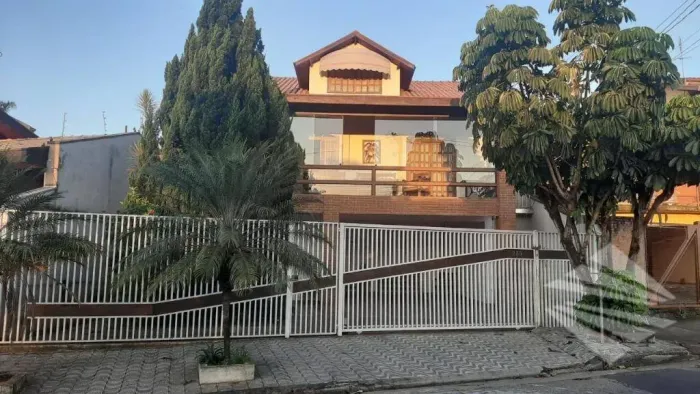 Sobrado com 5 dormitórios à venda, 309 m² - Campos Elíseos - Taubaté/SP