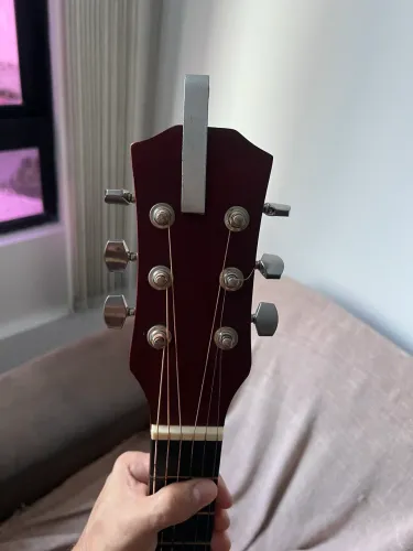 Violão de madeira macica