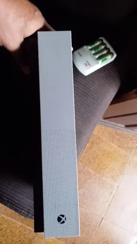 Xbox one s funcionando perfeitamente com dois controles.