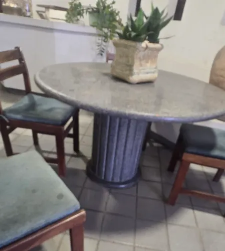 Mesa em granito com 1.40 cms de diâmetrocom 4 cadeiras em madeira de lei.